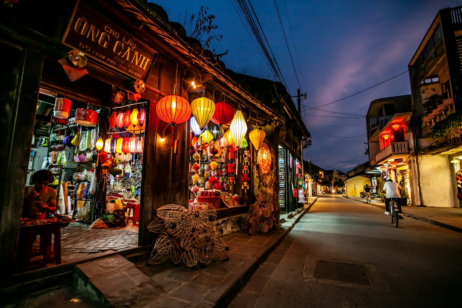 An open-air market of the kind the dish was sold from