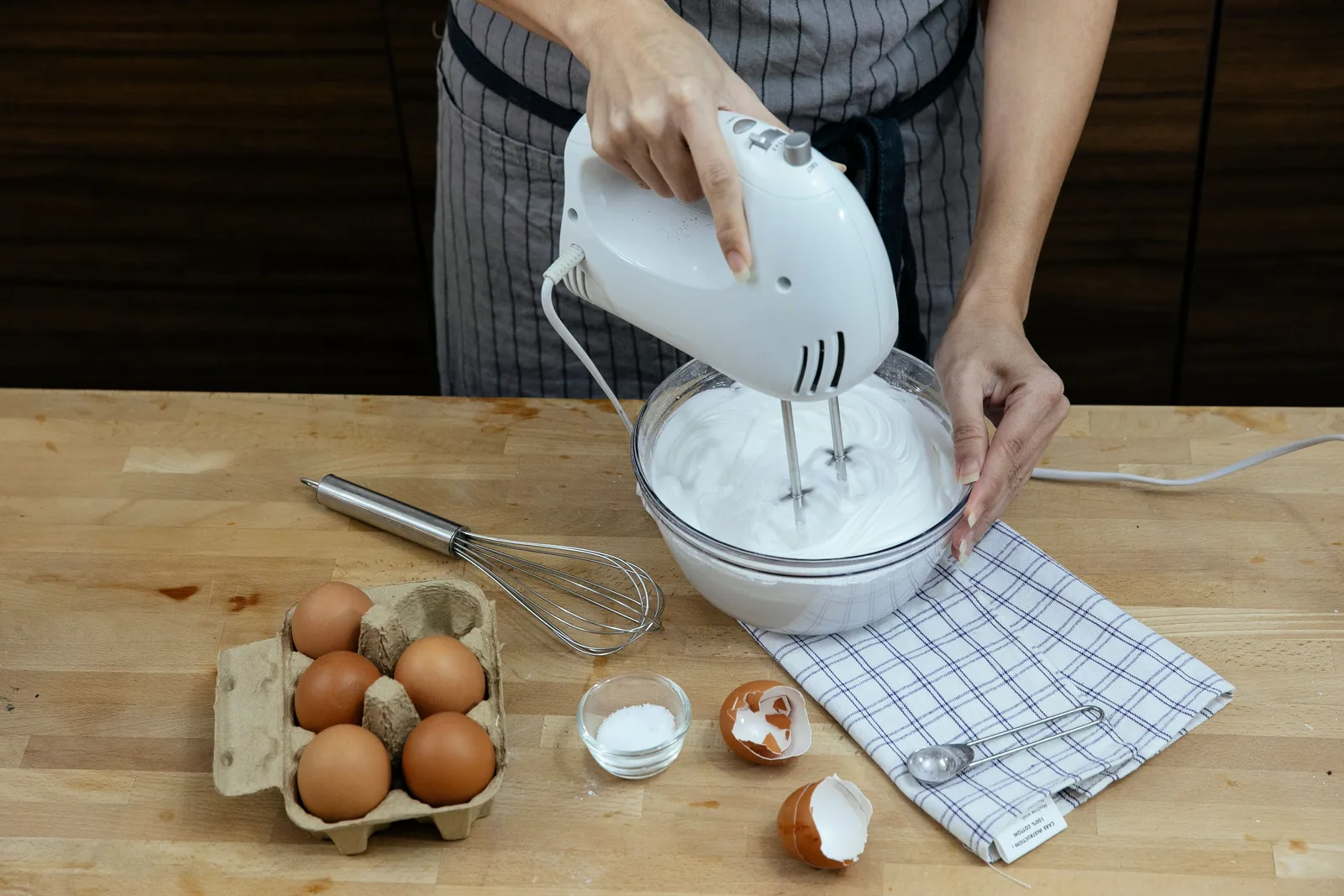 Whisked egg whites, the basis of the batter