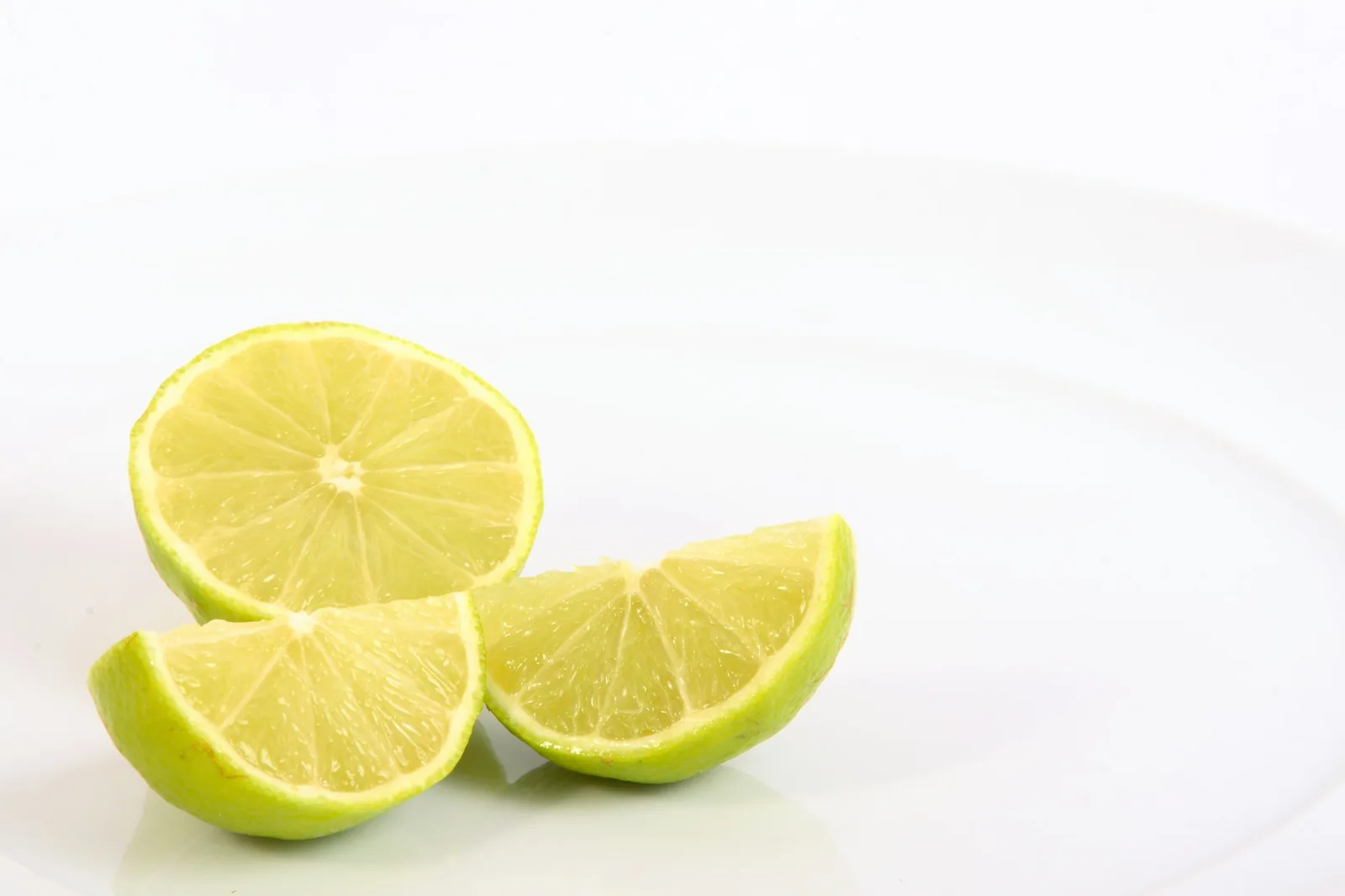 Halved limes and freshly squeezed juice