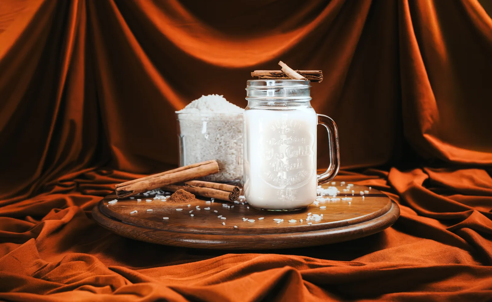 A pale, milky rice drink over ice