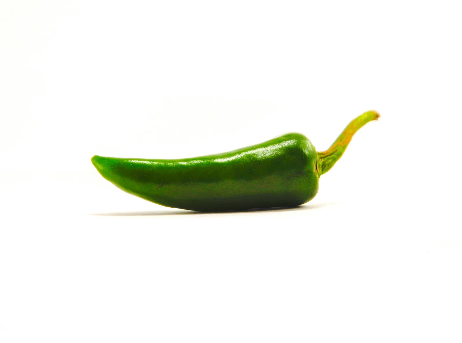 Whole small green chillies with thick walls