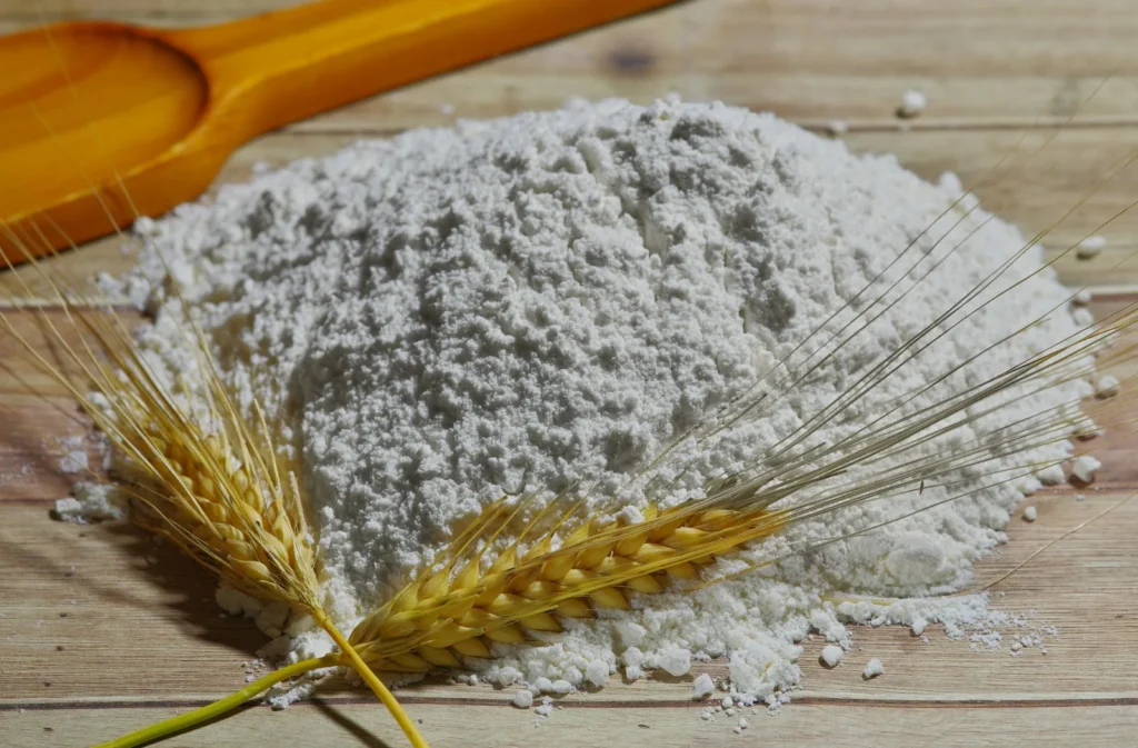 Fine, pale corn flour in a bowl
