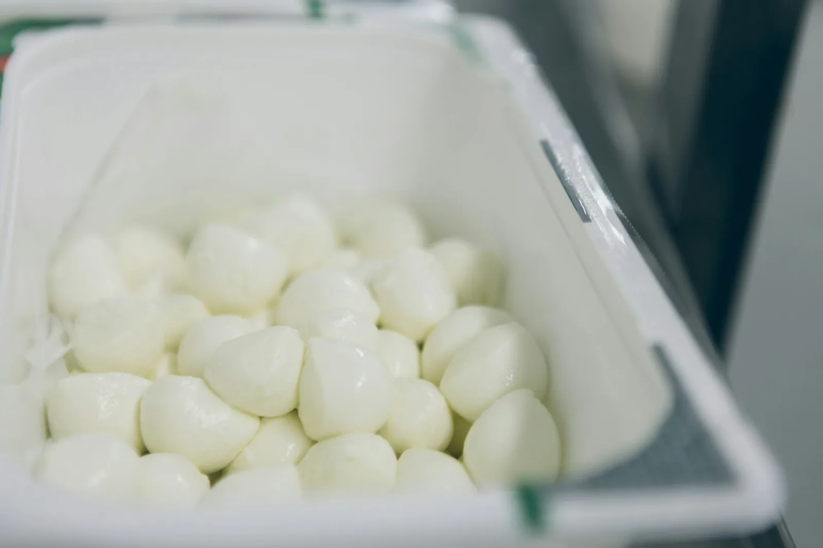 Shredded mozzarella, the cheese used in this style