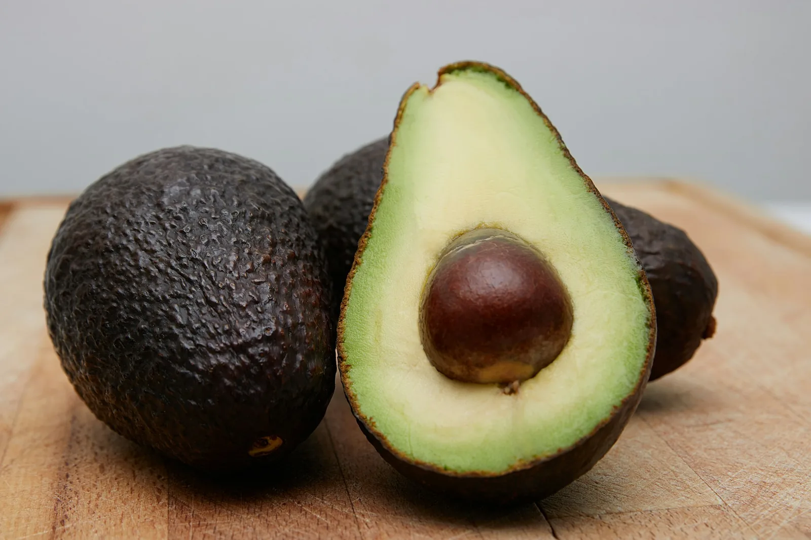 Sliced avocado, a standard torta layer